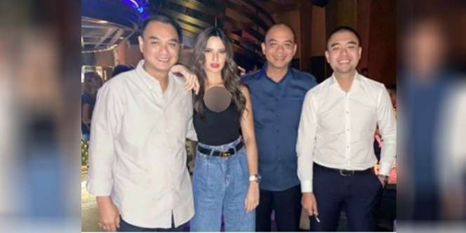 Pose Bareng 3 Kakak, Gaya Nia Ramadhani Disorot