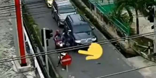 Naik Motor Lawan Arah, 2 ABG Senggol Motor Kakek ke Got