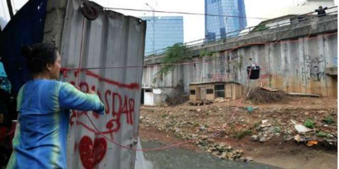 Uniknya Warung Kerek di Tepi Kali Jakarta