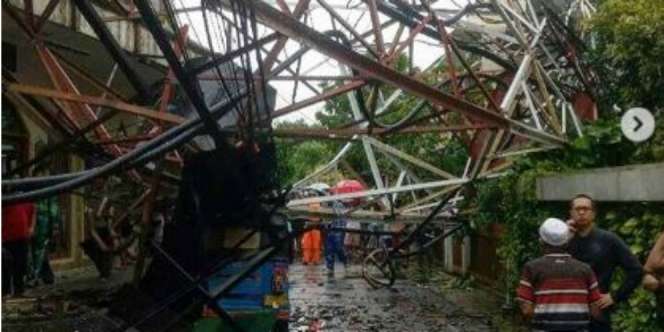 Menara BTS di Radio Dalam Roboh Diterjang Hujan Deras