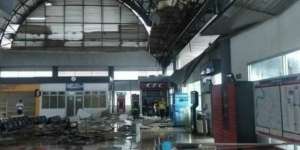 Atap Stasiun Serpong Jebol Kena Angin Kencang dan Pohon Tumbang
