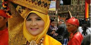 Koleksi Tas Branded Nevi Zuairina, Istri Gubernur Sumbar