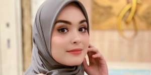 Cuma Pakai Batik, Vebby Palwinta Bikin Warganet Kesengsem