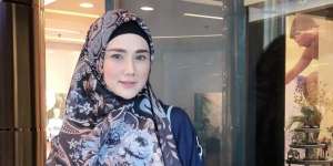 Dicibir Tak Lagi Syar'i, Mulan Jameela Tampil Santun Bergamis Biru