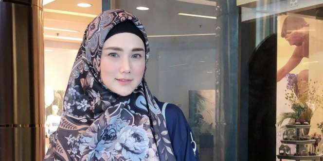 Dicibir Tak Lagi Syar'i, Mulan Jameela Tampil Santun Bergamis Biru