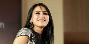 Kenakan Rancangan Bella Shofie, Ayu Ting Ting Banjir Pujian
