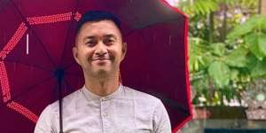 Pose Anjasmara di Air Terjun Bikin Heboh, Seperti Apa?