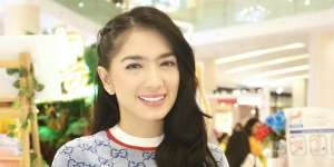 Gaya Angel Karamoy Santai di Pantai, Seperti Barbie Hidup!
