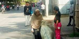 Tak Mau Repotkan Anak Cucu, Ibu 80 Tahun Ini Tetap Memulung