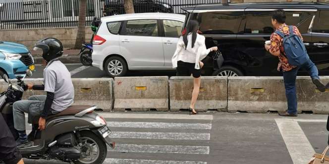 Viral, Perempuan Lompat Beton di GI Pakai Louboutin dan Tenteng Hermes