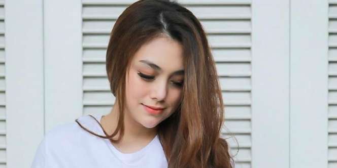 Cuma Pakai Kaos, Celine Evangelista Pamer Body Goals Usai Melahirkan