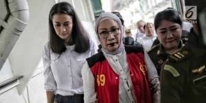 Ratna Sarumpaet Bebas Lebih Cepat, Atiqah Hasiholan Bahagia