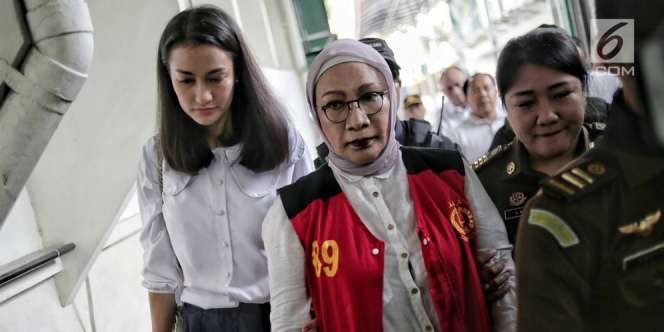 Ratna Sarumpaet Bebas Lebih Cepat, Atiqah Hasiholan Bahagia