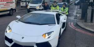 Didorong 2 Polwan, Pemilik Lamborghini Ini Ogah Turun Karena Malu Mobilnya Mogok
