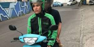 Demi Bayar Utang Almarhum Sang Ayah, Anak Deddy Dores Jadi Sopir Ojek Online