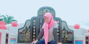 Viral Gadis Duduk Tak Sopan di Atas Kuburan China