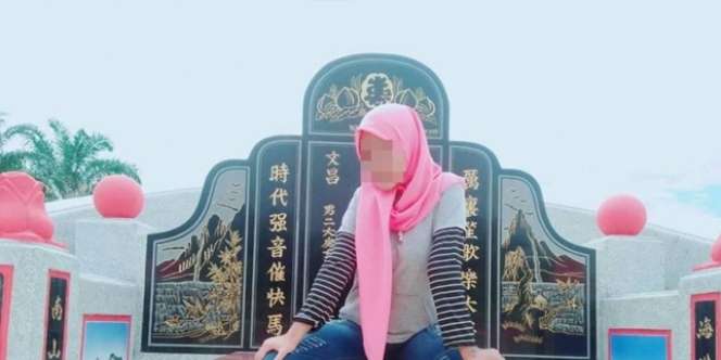 Viral Gadis Duduk Tak Sopan di Atas Kuburan China