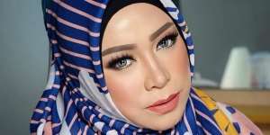 Gaya Modis Melly Goeslaw dengan Maxi Tail Shirt