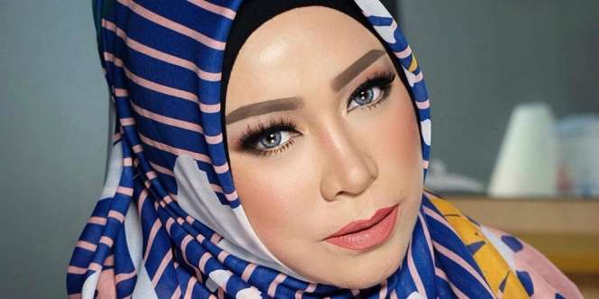 Gaya Modis Melly Goeslaw dengan Maxi Tail Shirt