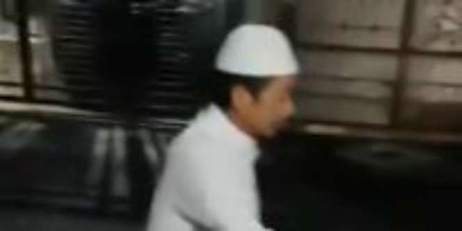 Cerita Kocak Ayah Pakai Gamis Naik Skuter ke Masjid