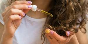 Tips Atasi Rambut Kusut dengan Serum