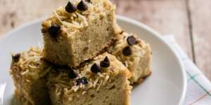 4 Cara Membuat Bolu Pisang Kukus dan Panggang Tanpa Mixer