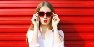 Tips Pakai Lipstik Merah Agar Tidak Mudah Luntur