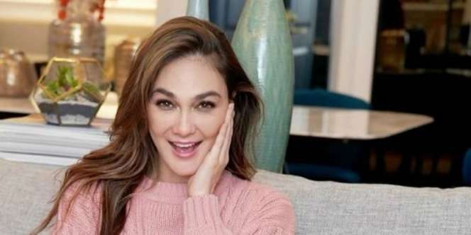 Luna Maya Curi Perhatian Pakai Singlet dan Jaket Rp12 Juta