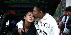 Dikaruniai Anak, Baim Wong Beri Kado Mobil Mewah untuk Paula