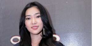 Berbalut Kebaya Peach, Cantiknya Isyana Sarasvati di Hari Lamaran
