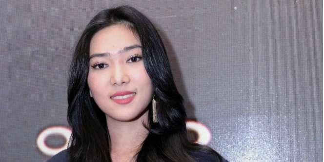 Berbalut Kebaya Peach, Cantiknya Isyana Sarasvati di Hari Lamaran