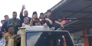 Bebas, Ahmad Dhani Bareng Mulan, Al, El dan Dul Naik Truk