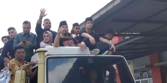 Bebas, Ahmad Dhani Bareng Mulan, Al, El dan Dul Naik Truk