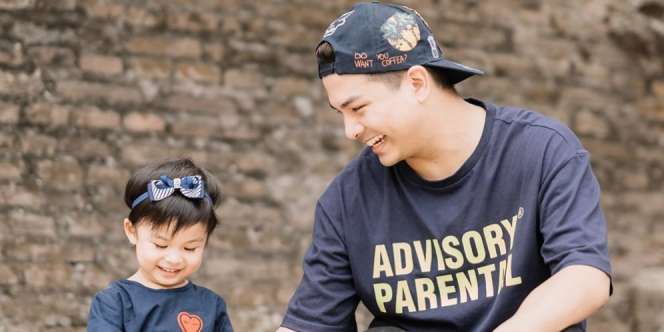 Gaya Glenn Alinskie Jaga Anak, Ditaruh di Atas Kulkas