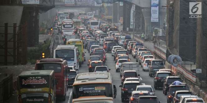 Diduga Macet Total, Seorang Wanita Buang Hajat di Pinggir Tol