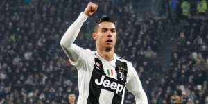 Gaya Cristiano Ronaldo Pakai Perhiasan Rp11 Miliar