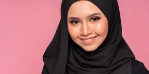 Trik Makeup Samarkan Wajah Lelah agar Tampak Glowing Natural