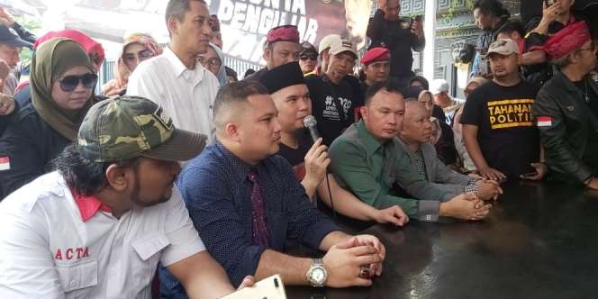 Kericuhan Warnai Kedatangan Ahmad Dhani di Rumahnya