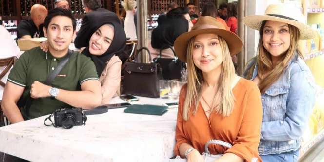 7 Foto Kedekatan Medina Zein dan Keluarga Azhari