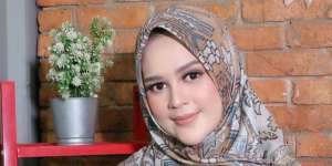 Cantik Berani, Gaya Cut Meyriska Pakai Baju Army