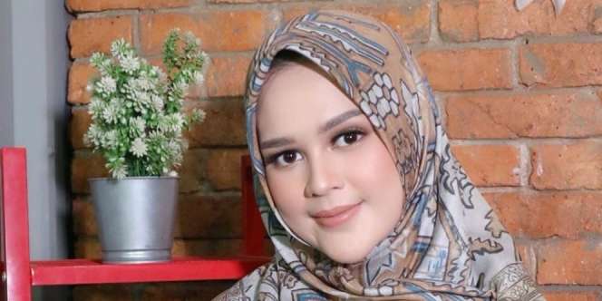Cantik Berani, Gaya Cut Meyriska Pakai Baju Army
