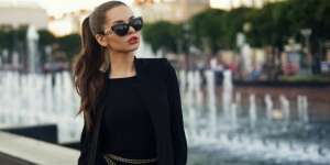 Bikin Tampilan Dress Hitam Makin Elegan, Yuk!
