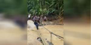 Tinjau Banjir, Bupati Labuan Batu Utara Terjebur Sungai dan Nyaris Terseret Arus