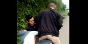 Viral Video Detik-Detik Pembegal Motor Rampas Motor Milik Honorer Pesantren