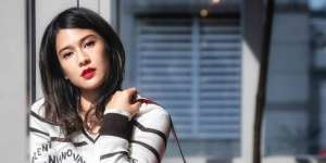 Tak Biasa, Dian Sastro Tampil Memikat Saat Libur ke Pantai