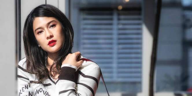 Tak Biasa, Dian Sastro Tampil Memikat Saat Libur ke Pantai
