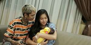Istri Young Lex Unggah Foto Tangan Bayi, Bikin Warganet Penasaran 