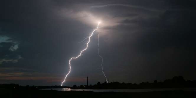 Penumpang Tetap Aman Meski Mobil Tersambar Petir?