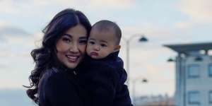 Gaya Kece Sarwendah Liburan ke Italia, Pakai Rok Transparan!