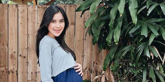 Hamil Besar, Syahnaz Curi Perhatian Pakai Rok Transparan